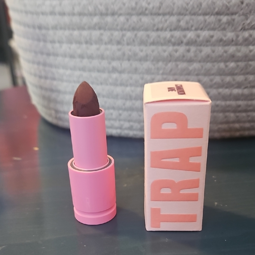 Dark Brown Lipstickโ